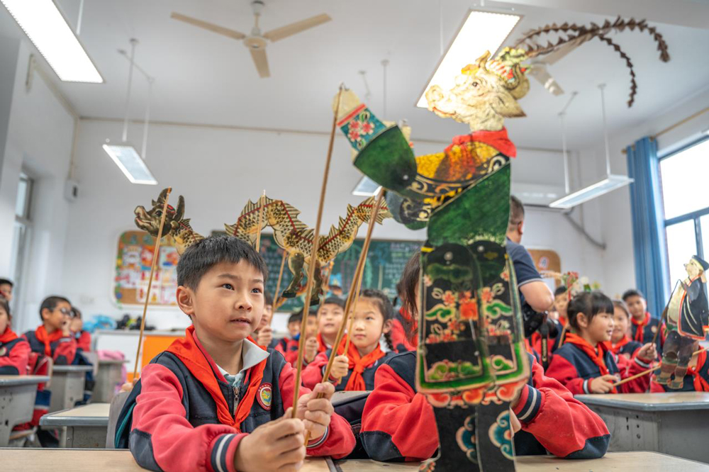 小學(xué)生が無形文化遺産の「影絵」を體験　浙江省湖州市