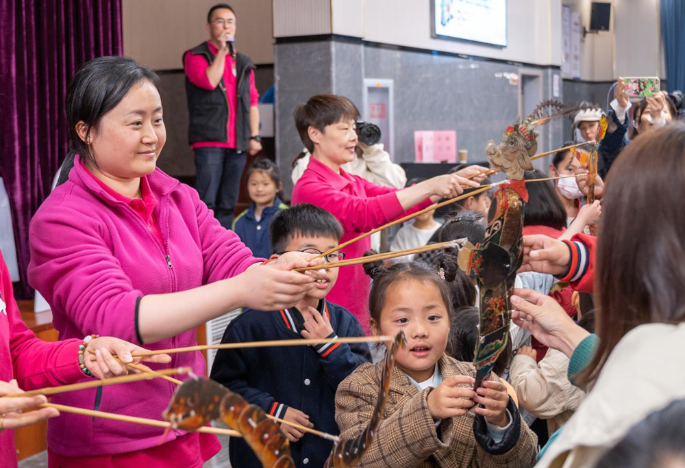 小學(xué)生が無形文化遺産の「影絵」を體験　浙江省湖州市