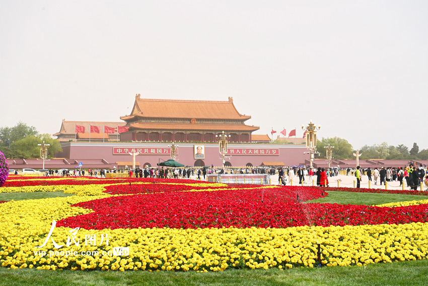 天安門広場にメーデーを記念する花壇設(shè)置　北京