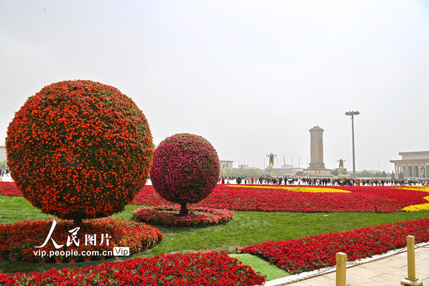 天安門(mén)広場(chǎng)にメーデーを記念する花壇設(shè)置　北京