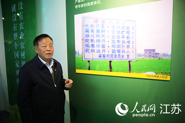 村の歴史館で取材チームに解説を行う蔣巷村黨委員會の常徳盛第一書記。（撮影?楊文全）