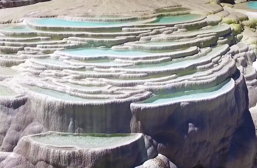 幾重にも重なる石灰棚がまるで白い棚田のような白水臺(tái)(寫真提供?シャングリラ融メディアセンター）。