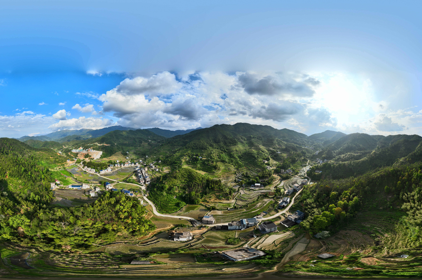 美しい緑広がる春耕作の棚田　江西省遂川