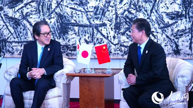 會(huì)談する張副會(huì)長(zhǎng)と石毛事務(wù)総長(zhǎng)。（撮影?蔣暁辰）