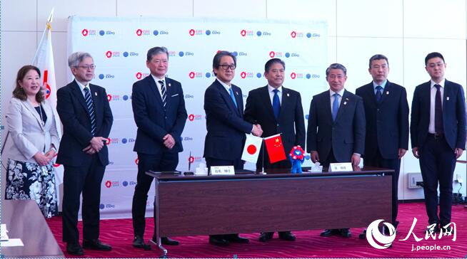 大阪萬(wàn)博中國(guó)パビリオン政府総代表を務(wù)める中國(guó)國(guó)際貿(mào)易促進(jìn)委員會(huì)の張慎峰副會(huì)長(zhǎng)、2025年日本國(guó)際博覧會(huì)協(xié)會(huì)の石毛博行事務(wù)総長(zhǎng)、在大阪中國(guó)総領(lǐng)事館の薛剣総領(lǐng)事（右から3人目）ら來賓が記念撮影を行った。（撮影?蔣暁辰）