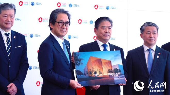 中國(guó)パビリオン外観イメージのパネルを持ち、フォトセッションを行う出席者（撮影?蔣暁辰）