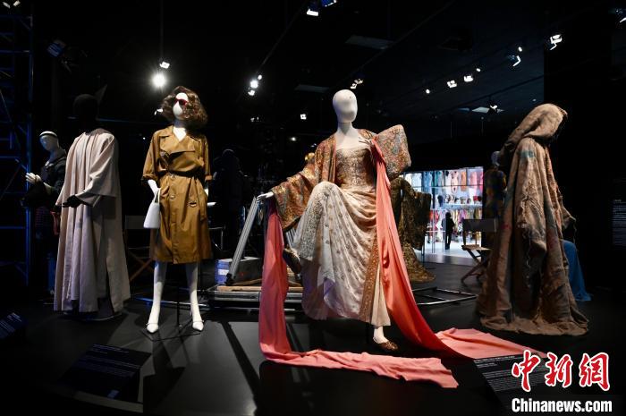 ジェイ?チョウやチャウ?シンチー監(jiān)督作品の衣裝も　香港で映畫美術(shù)?衣裝デザイン展