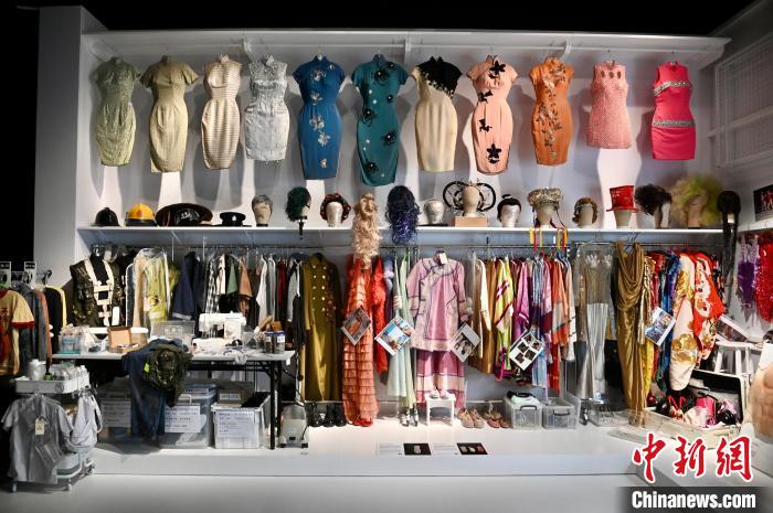 ジェイ?チョウやチャウ?シンチー監(jiān)督作品の衣裝も　香港で映畫美術(shù)?衣裝デザイン展