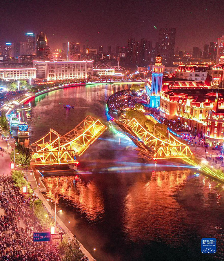 天津?解放橋　跳ね上がる様子はまるでお城のライトアップ