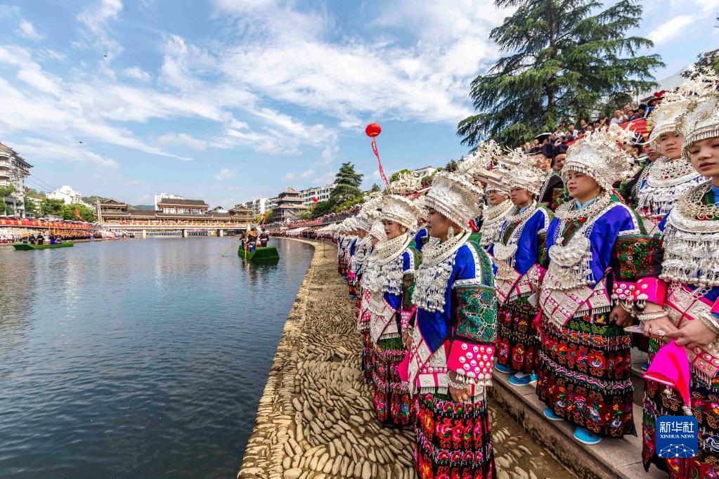 貴州省黔東南苗族侗族自治州臺(tái)江県で開(kāi)催されたミャオ族の「姉妹祭」で、「対唱（2人または2組の人々が交互に歌うこと）」イベントに參加した人々(5月3日撮影?范暉)。