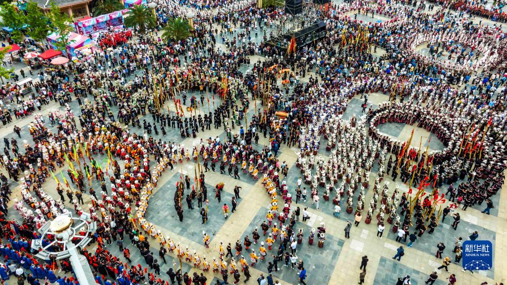 「姉妹祭」を賑やかに祝う苗族の人々　貴州省臺江