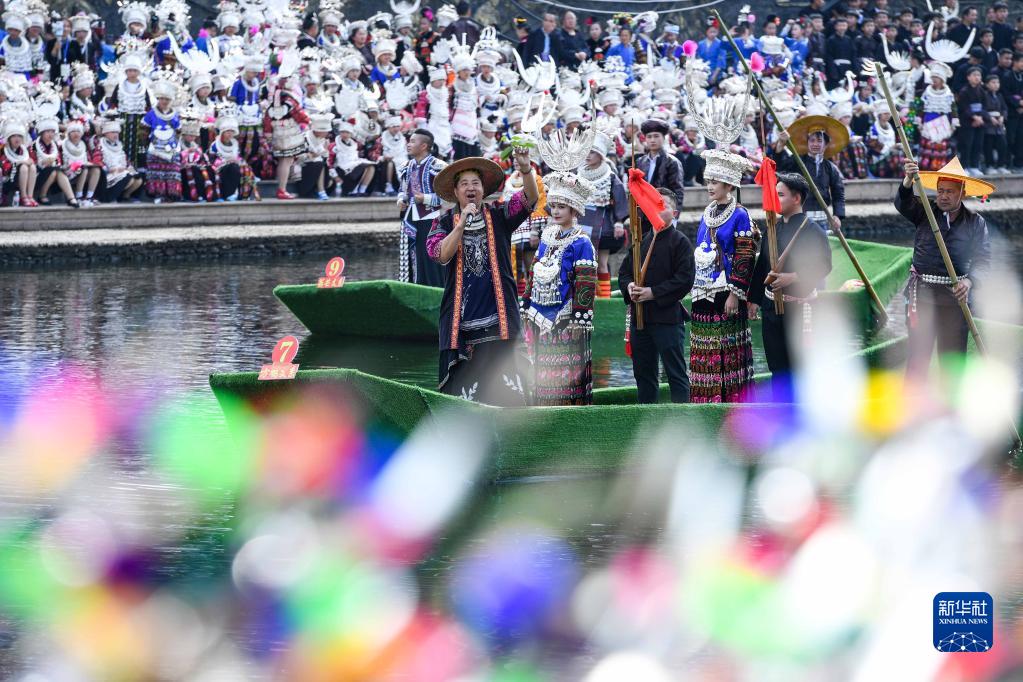 「姉妹祭」を賑やかに祝う苗族の人々　貴州省臺江