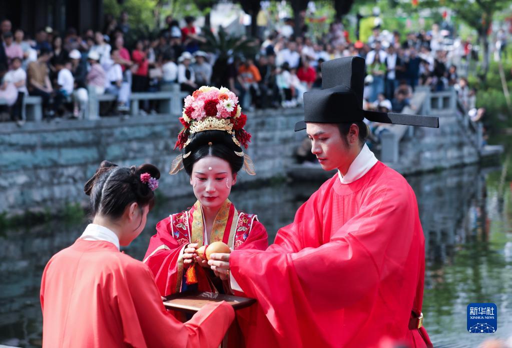 宋韻水上婚禮パフォーマンス開(kāi)催　浙江省建徳