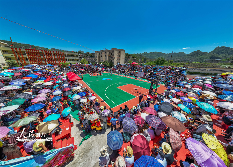 貴州省畢節(jié)市赫章県野馬川鎮(zhèn)で、バスケットボールの試合を観戦する人々（5月3日撮影?羅大富/寫真著作権は人民図片が所有のため転載禁止）。