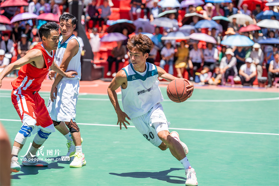 盛り上がり見せる農(nóng)村でのバスケットボール大會(huì)　貴州省赫章