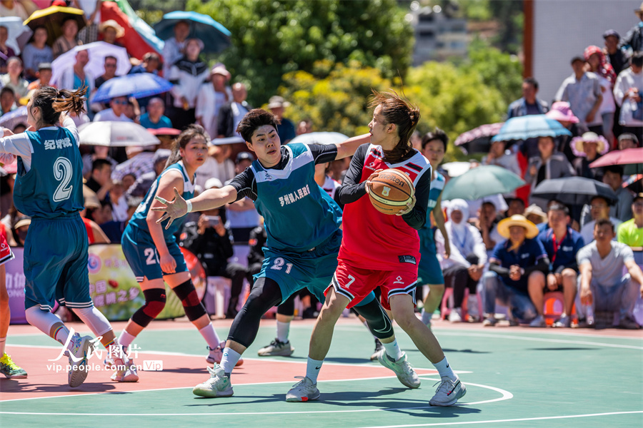 盛り上がり見(jiàn)せる農(nóng)村でのバスケットボール大會(huì)　貴州省赫章