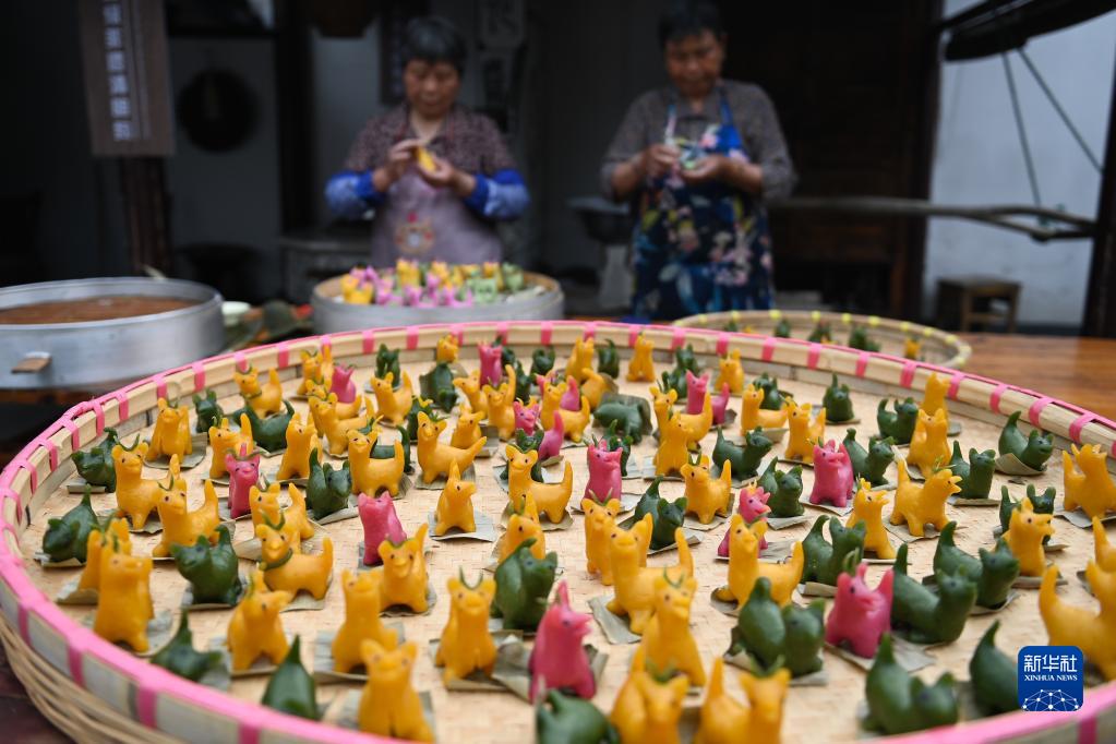 米粉を練って「立夏狗」を作る村民（5月4日撮影?黃宗治）。