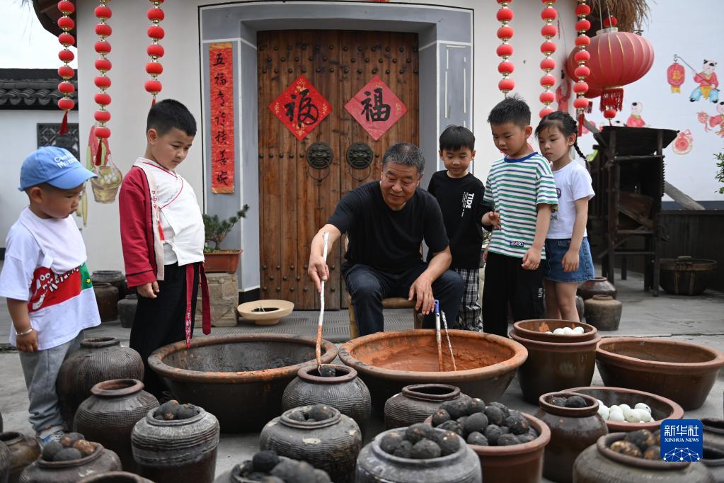 水郷の伝統(tǒng)的な風習に従い迎える「立夏」　浙江省杭州