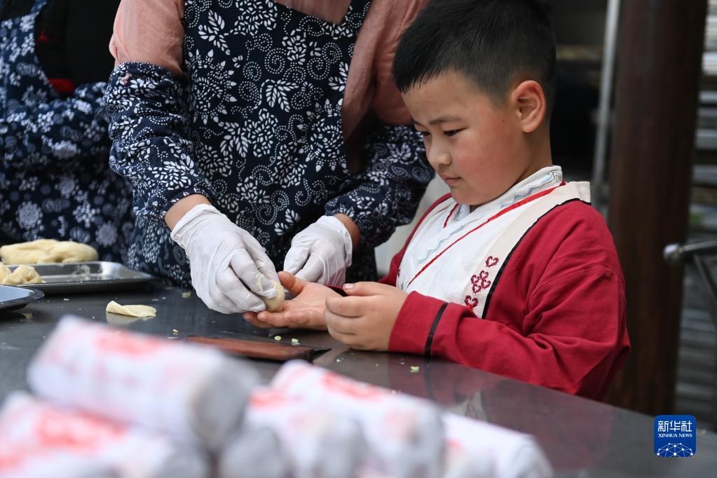 水郷の伝統(tǒng)的な風習に従い迎える「立夏」　浙江省杭州
