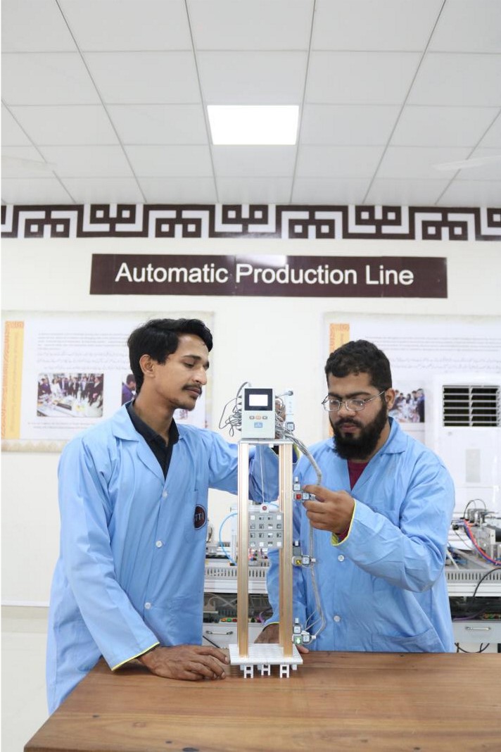 パキスタンの「魯班工坊」工業(yè)自動化?ロボット學科の授業(yè)で、シミュレーションを行う學生（寫真提供?パキスタン「魯班工坊」）。