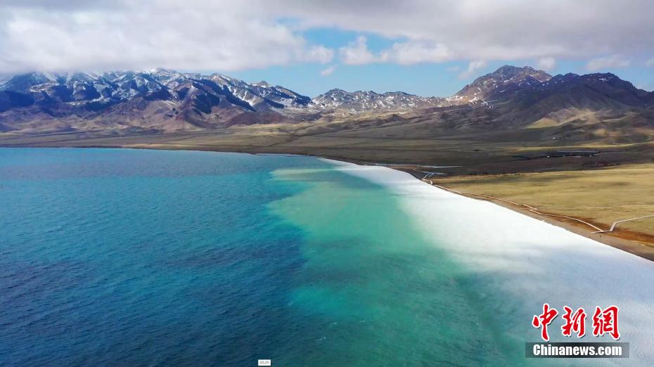岸辺近くまで押し寄せた小さな塊となった氷（撮影?鍾大瑋）。
