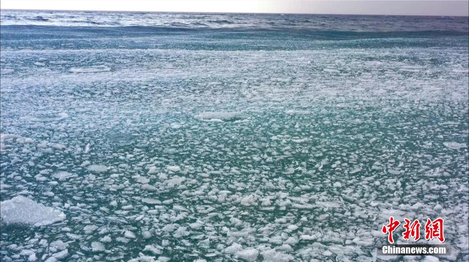 賽里木湖の湖面に広がる「青い氷のパズル」　新疆