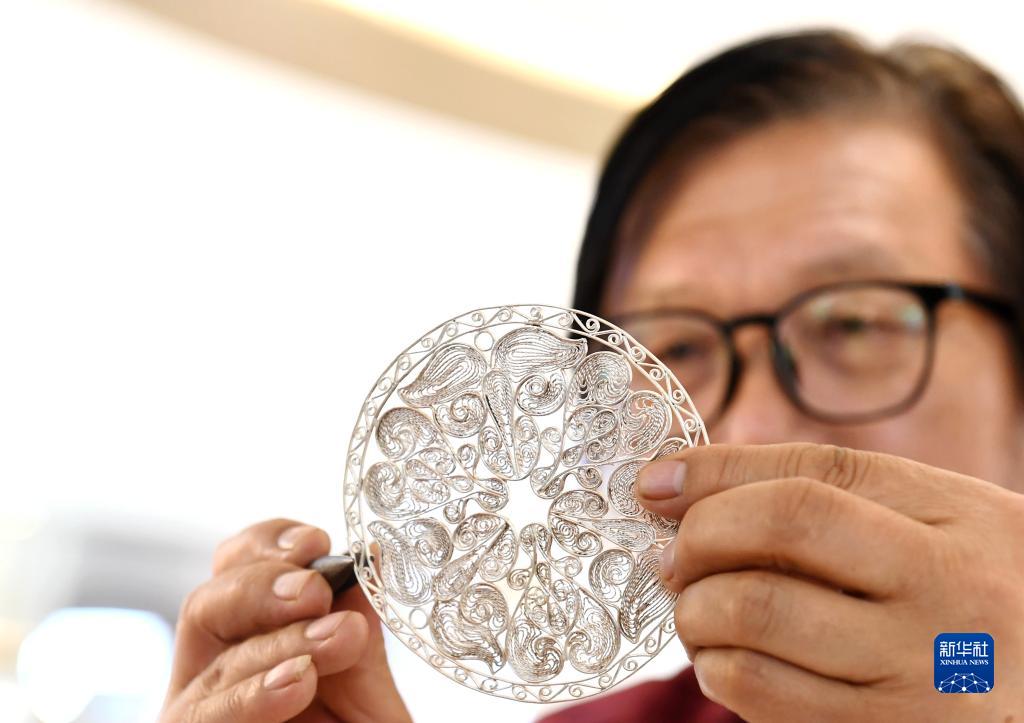 江蘇省揚(yáng)州市江都區(qū)の萬達(dá)広場にある無形遺産文化展示區(qū)で、國家級無形文化遺産プロジェクト「江都金銀細(xì)工制作技術(shù)」の技を披露する職人（5月6日撮影?楊素平）。