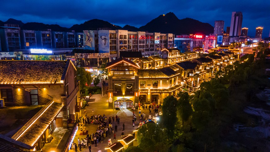 秀山「青春マーケット」（撮影?胡程）。