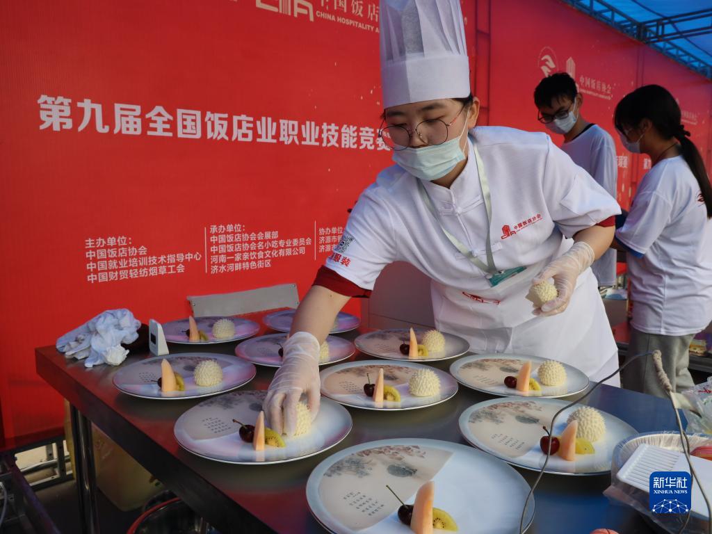 コンテスト會(huì)場(chǎng)で、料理を盛り付ける出場(chǎng)者（5月10日撮影?李夢(mèng)嬌）。