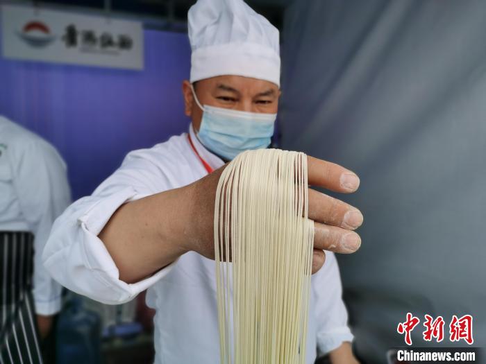 「ラーメン技能コンテスト」で超絶技を披露する麺づくりの達(dá)人たち　青海