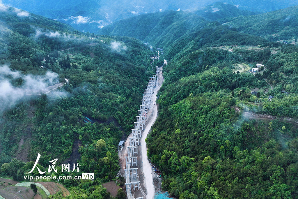 四川省巴中市諾水河鎮(zhèn)の四川米倉(cāng)大道プロジェクト建設(shè)現(xiàn)場(chǎng)（5月9日撮影?王建鋒/寫真著作権は人民図片が所有のため転載禁止）。