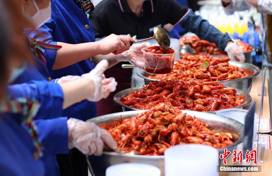 卒業(yè)シーズン迎えた大學(xué)でザリガニフェスティバル　江蘇省南京