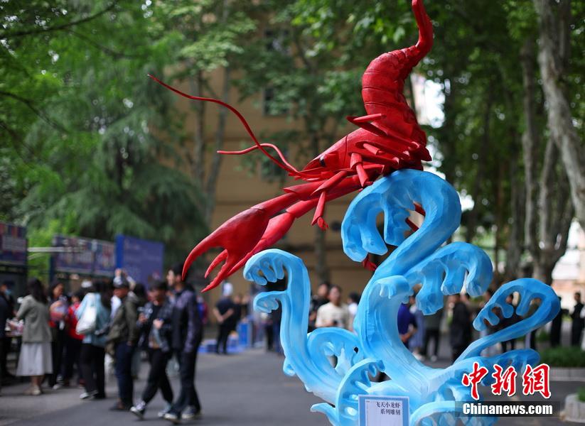 卒業(yè)シーズン迎えた大學でザリガニフェスティバル　江蘇省南京