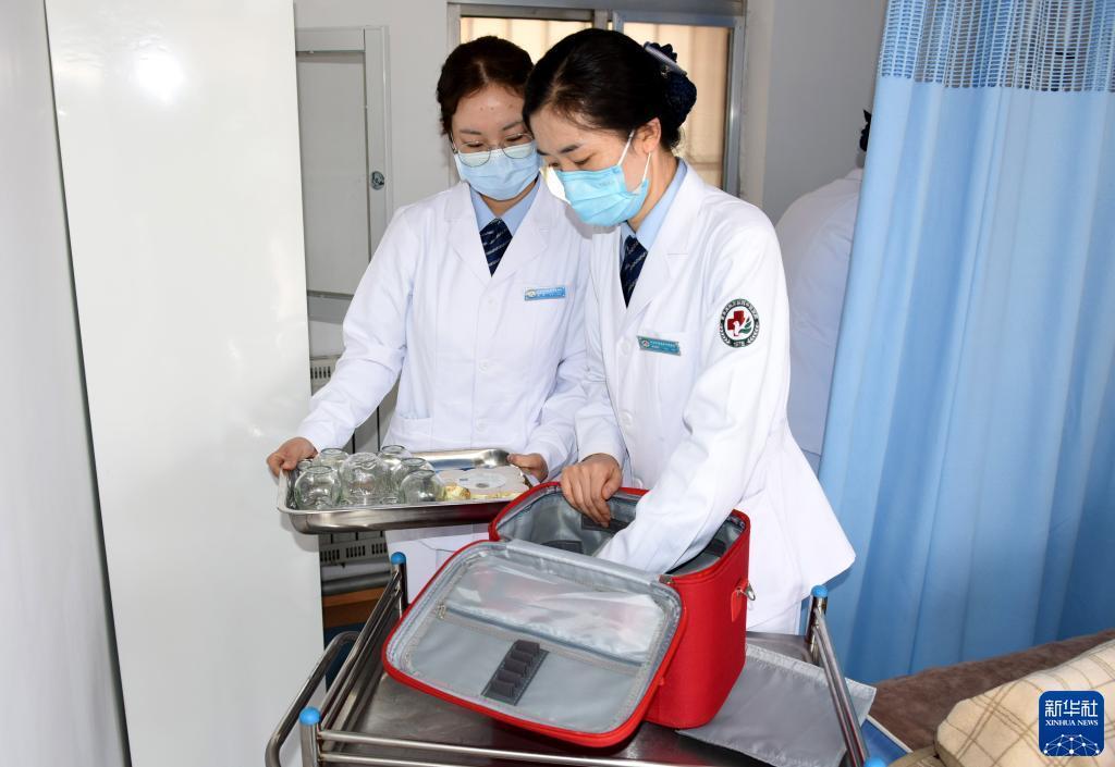 患者が申し込んだ看護(hù)項(xiàng)目に応じて訪問看護(hù)サービスに必要な機(jī)器を準(zhǔn)備する、青島西海岸新區(qū)中醫(yī)病院の看護(hù)師?徐海燕さん（寫真右）と同僚の曹源さん（5月10日撮影?李紫恒）。