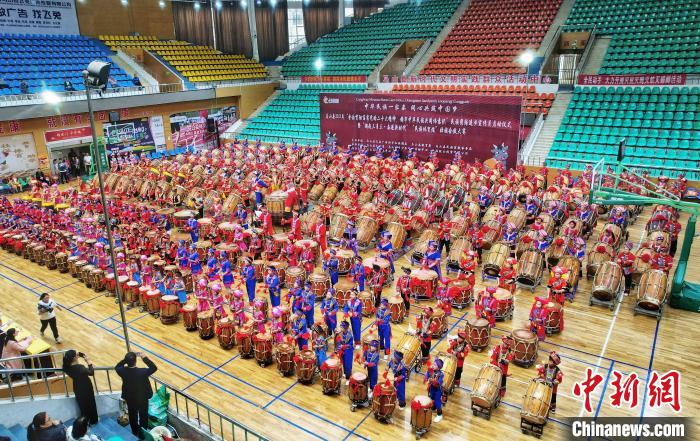 オープニング?パフォーマンス「千年會鼓擂」を披露する會鼓演奏者（撮影?覃顕捷）。