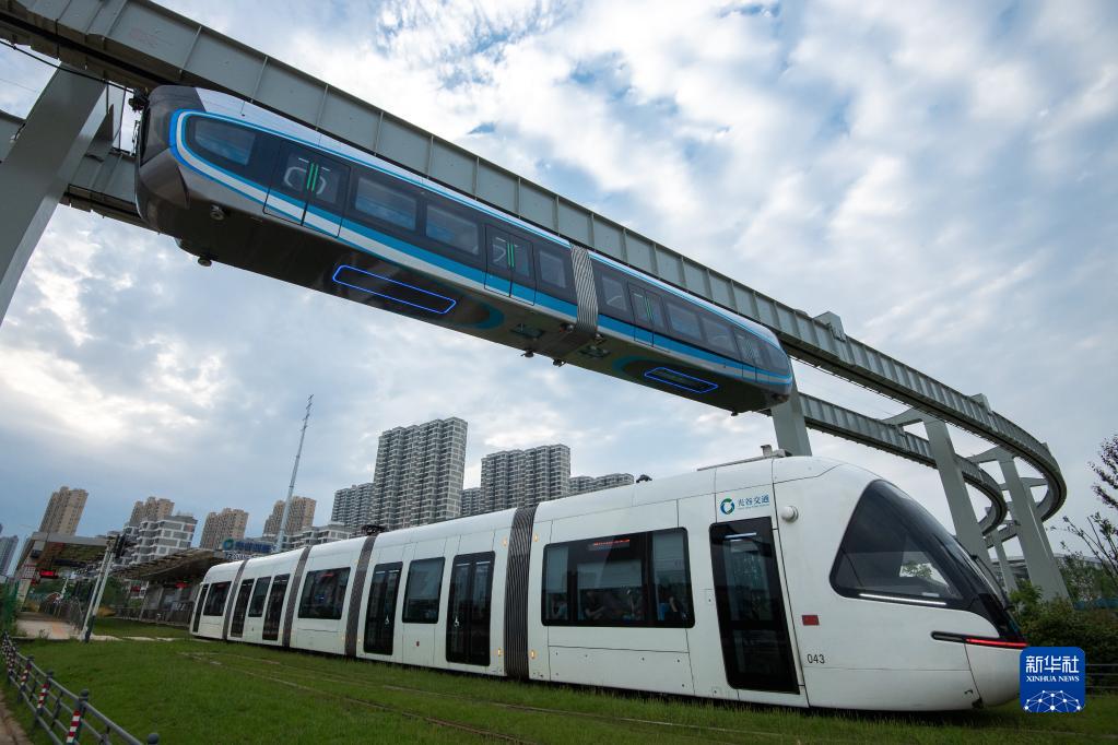 懸垂式モノレール「光谷光子號」の試乗走行が始まる