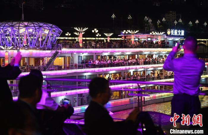 遊覧船に乗り、市を流れる長(zhǎng)江と嘉陵江という2本の川の両岸の夜景を楽しむ観光客（撮影?陳超）。