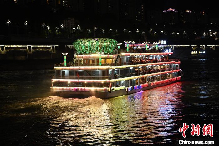 色鮮やかな夜景を楽しむナイトクルーズ　重慶