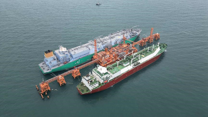 香港LNG受入基地に停泊中のLNG船。撮影?周立健