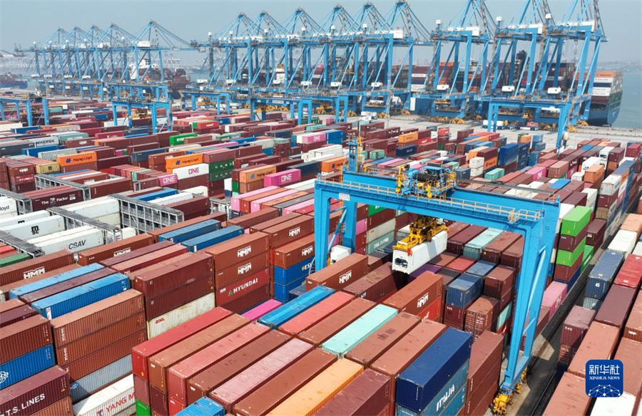 青島港全自動(dòng)化埠頭、再び新記録を達(dá)成