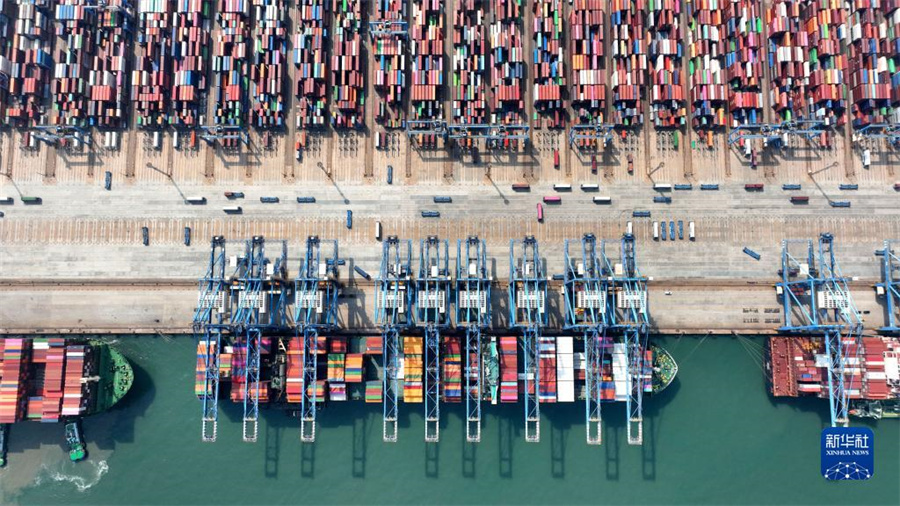 青島港全自動(dòng)化埠頭、再び新記録を達(dá)成