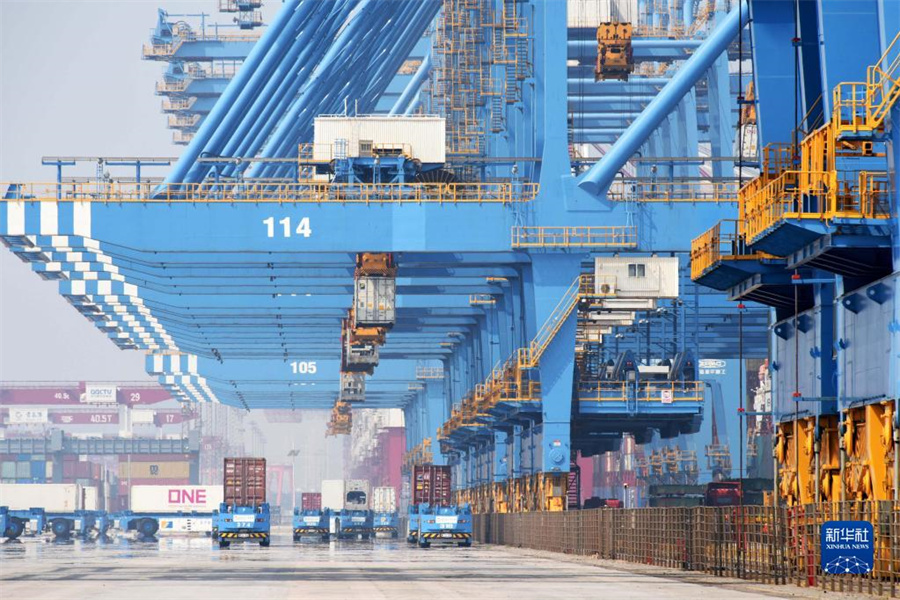 青島港全自動(dòng)化埠頭、再び新記録を達(dá)成