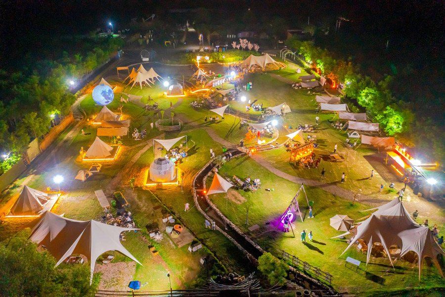 山西省運城市塩湖區(qū)東郭鎮(zhèn)にある星谷キャンプ場でキャンプを楽しむ人々（5月13日夜撮影?閆鑫）。