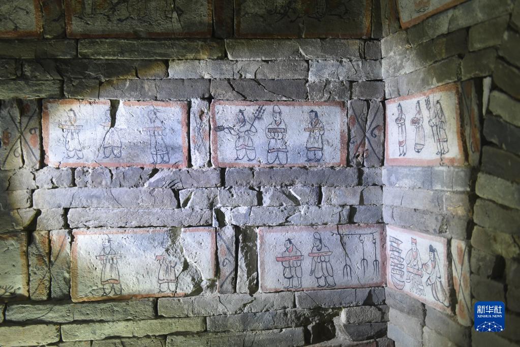 男性が客をもてなす様子が描かれた嘉峪関魏晉墓6號(hào)墓のレンガ。肉を加工し、食べ物を蒸し、出來上がった料理を主人に渡す男性も描かれている（5月10日撮影?黃暁勇）。