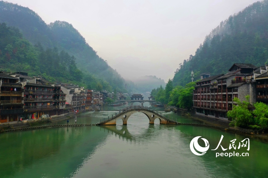 靄が立ち込める鳳凰古城（撮影?王天楽）。