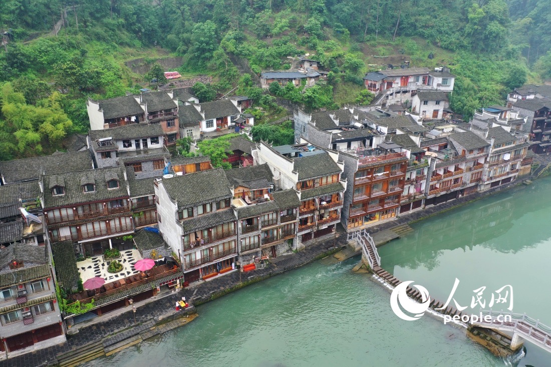 少數(shù)民族の獨特な趣たたえる湖南省の鳳凰古城