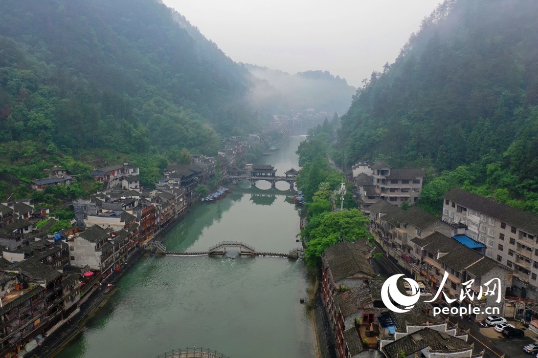 少數(shù)民族の獨(dú)特な趣たたえる湖南省の鳳凰古城