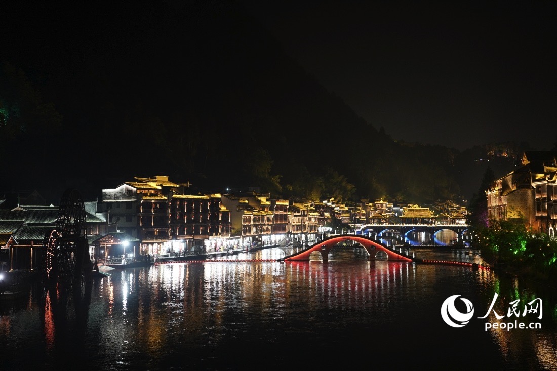 少數(shù)民族の獨特な趣たたえる湖南省の鳳凰古城