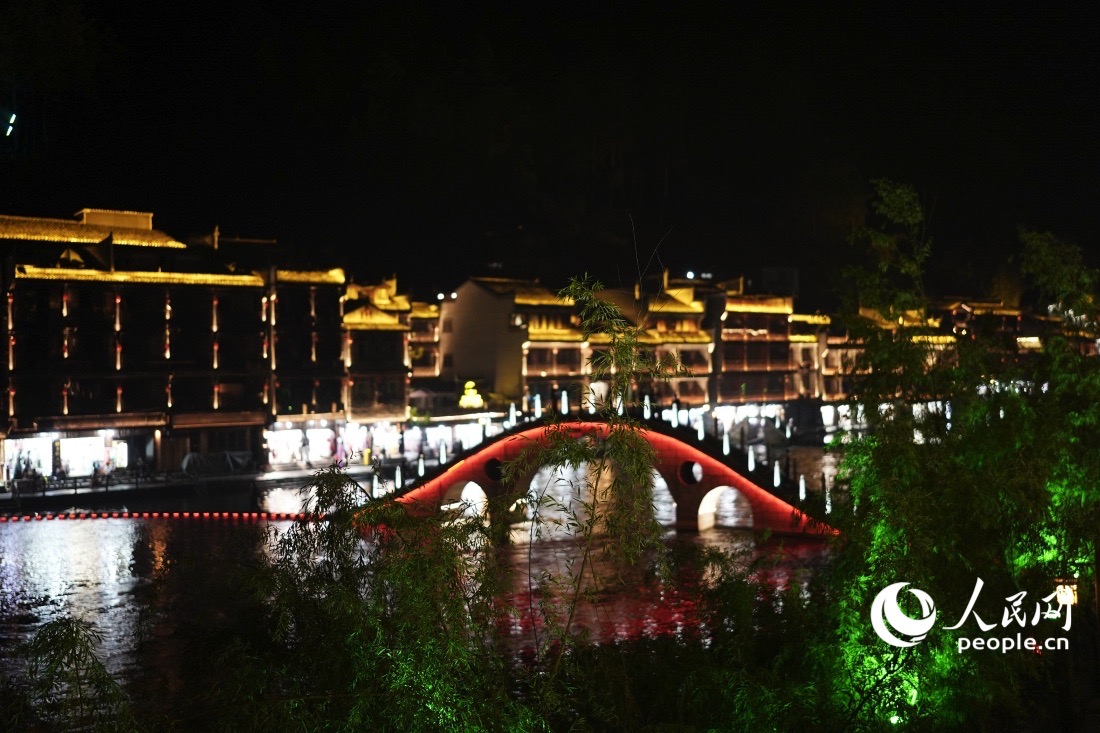 少數民族の獨特な趣たたえる湖南省の鳳凰古城