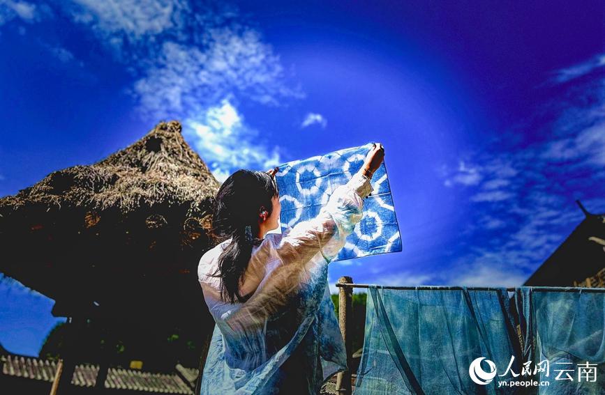 藍染と雲(yún)南に広がる美しい青空